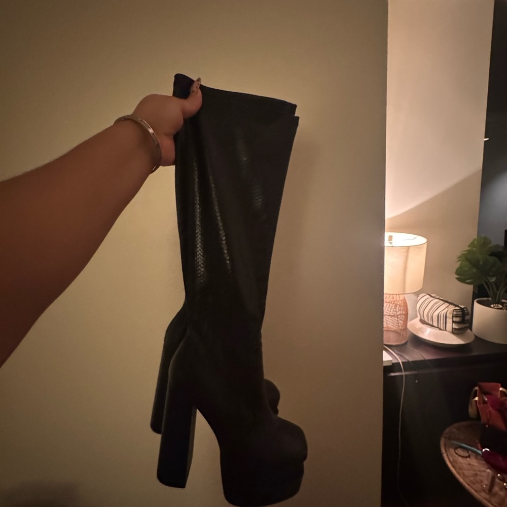 Black Women's Knee-High Boots